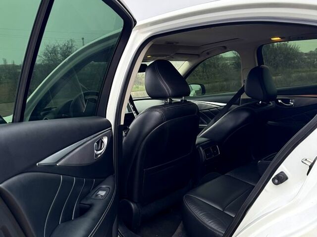 Белый Инфинити Q50, объемом двигателя 2.1 л и пробегом 220 тыс. км за 12999 $, фото 7 на Automoto.ua