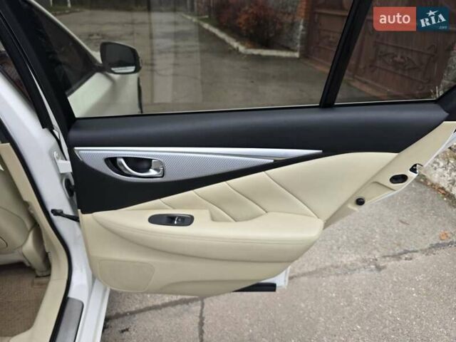 Белый Инфинити Q50, объемом двигателя 3.7 л и пробегом 124 тыс. км за 15500 $, фото 8 на Automoto.ua