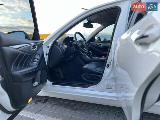 Белый Инфинити Q50, объемом двигателя 1.99 л и пробегом 118 тыс. км за 14500 $, фото 7 на Automoto.ua