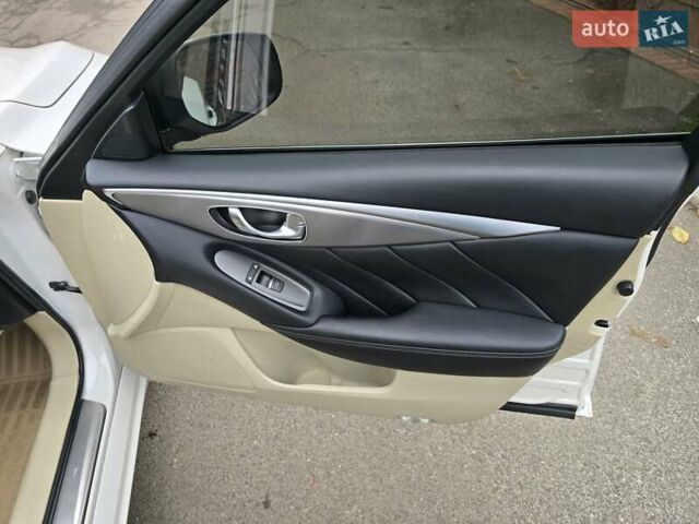 Белый Инфинити Q50, объемом двигателя 3.7 л и пробегом 124 тыс. км за 15600 $, фото 7 на Automoto.ua