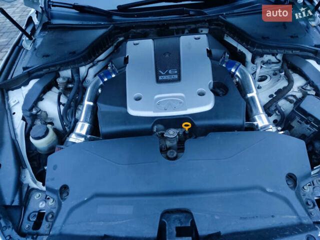 Белый Инфинити Q50, объемом двигателя 3.7 л и пробегом 172 тыс. км за 13499 $, фото 2 на Automoto.ua