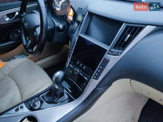 Белый Инфинити Q50, объемом двигателя 3.7 л и пробегом 172 тыс. км за 13499 $, фото 9 на Automoto.ua