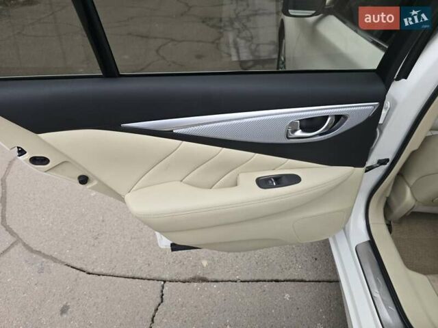 Белый Инфинити Q50, объемом двигателя 3.7 л и пробегом 124 тыс. км за 15500 $, фото 11 на Automoto.ua