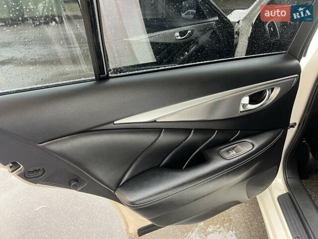 Белый Инфинити Q50, объемом двигателя 2.14 л и пробегом 200 тыс. км за 14000 $, фото 5 на Automoto.ua