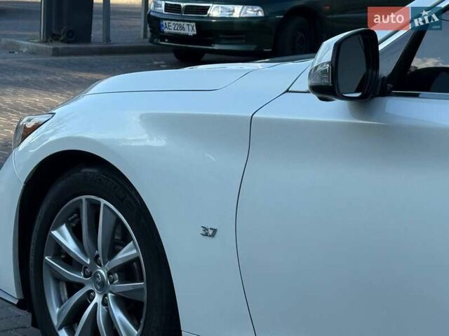 Белый Инфинити Q50, объемом двигателя 3.7 л и пробегом 180 тыс. км за 15500 $, фото 4 на Automoto.ua