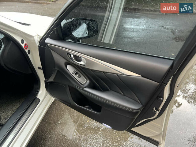 Белый Инфинити Q50, объемом двигателя 2.14 л и пробегом 200 тыс. км за 14000 $, фото 8 на Automoto.ua