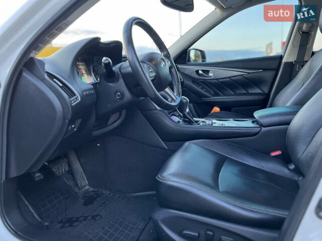 Белый Инфинити Q50, объемом двигателя 1.99 л и пробегом 118 тыс. км за 14500 $, фото 6 на Automoto.ua