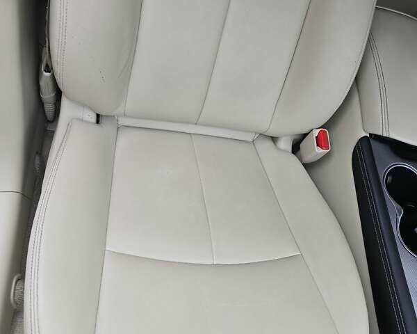 Белый Инфинити Q50, объемом двигателя 3.7 л и пробегом 124 тыс. км за 15500 $, фото 6 на Automoto.ua