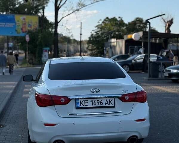 Белый Инфинити Q50, объемом двигателя 3.7 л и пробегом 180 тыс. км за 15500 $, фото 6 на Automoto.ua
