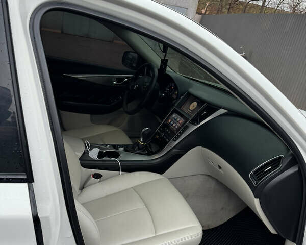 Белый Инфинити Q50, объемом двигателя 3.7 л и пробегом 244 тыс. км за 13000 $, фото 7 на Automoto.ua