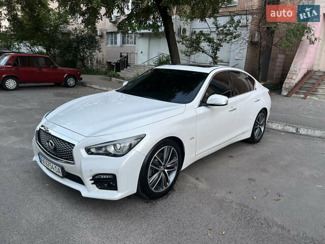 Белый Инфинити Q50, объемом двигателя 2.14 л и пробегом 200 тыс. км за 14000 $, фото 1 на Automoto.ua