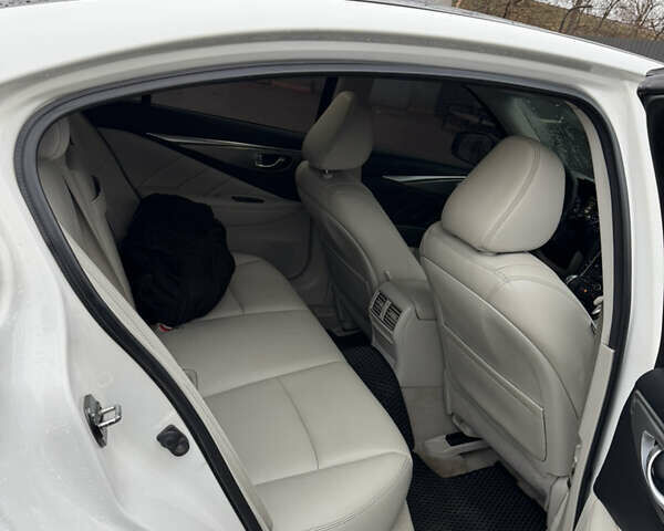 Белый Инфинити Q50, объемом двигателя 3.7 л и пробегом 244 тыс. км за 13000 $, фото 12 на Automoto.ua