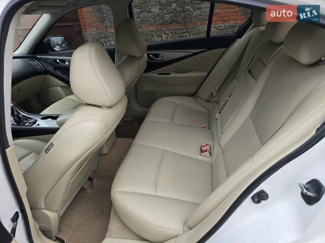 Белый Инфинити Q50, объемом двигателя 3.7 л и пробегом 124 тыс. км за 15500 $, фото 12 на Automoto.ua