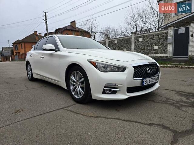 Белый Инфинити Q50, объемом двигателя 3.7 л и пробегом 124 тыс. км за 15500 $, фото 1 на Automoto.ua