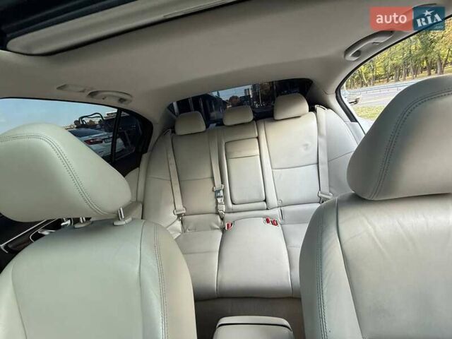 Белый Инфинити Q50, объемом двигателя 3.7 л и пробегом 185 тыс. км за 14300 $, фото 3 на Automoto.ua