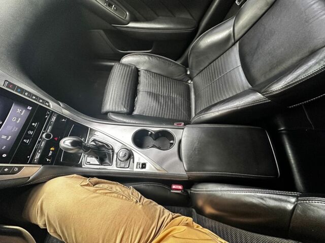 Белый Инфинити Q50, объемом двигателя 3.7 л и пробегом 129 тыс. км за 14000 $, фото 6 на Automoto.ua