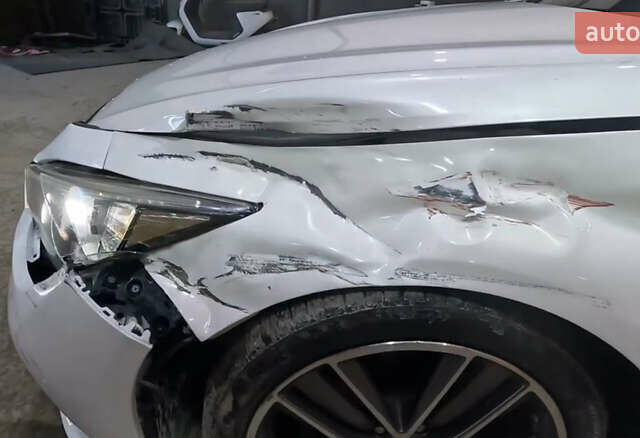 Белый Инфинити Q50, объемом двигателя 2.2 л и пробегом 230 тыс. км за 3000 $, фото 2 на Automoto.ua