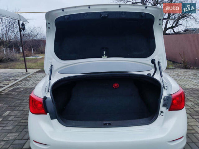 Белый Инфинити Q50, объемом двигателя 3.7 л и пробегом 172 тыс. км за 13499 $, фото 3 на Automoto.ua