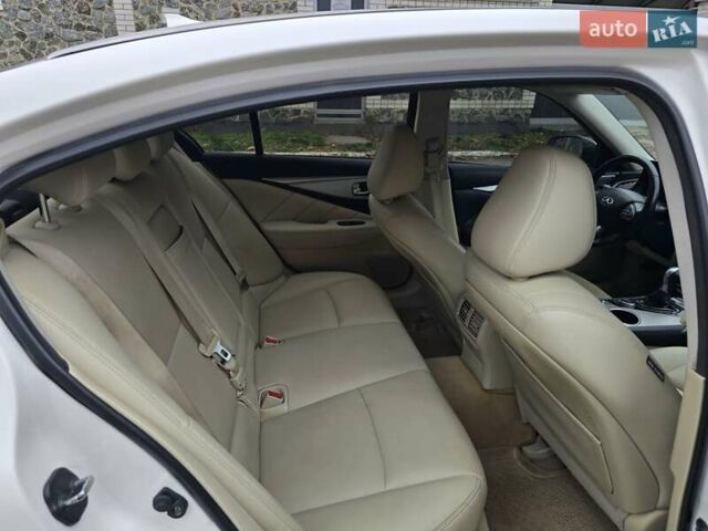 Белый Инфинити Q50, объемом двигателя 3.7 л и пробегом 124 тыс. км за 15500 $, фото 9 на Automoto.ua