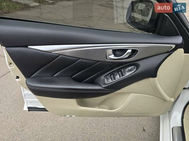 Белый Инфинити Q50, объемом двигателя 3.7 л и пробегом 124 тыс. км за 15500 $, фото 14 на Automoto.ua