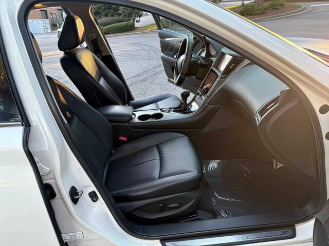 Білий Інфініті Q50, об'ємом двигуна 2 л та пробігом 74 тис. км за 6000 $, фото 13 на Automoto.ua
