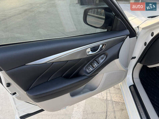 Белый Инфинити Q50, объемом двигателя 3 л и пробегом 79 тыс. км за 15500 $, фото 15 на Automoto.ua