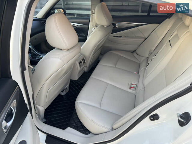 Белый Инфинити Q50, объемом двигателя 3 л и пробегом 79 тыс. км за 15500 $, фото 14 на Automoto.ua