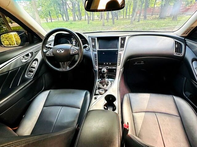 Білий Інфініті Q50, об'ємом двигуна 2 л та пробігом 116 тис. км за 16999 $, фото 6 на Automoto.ua