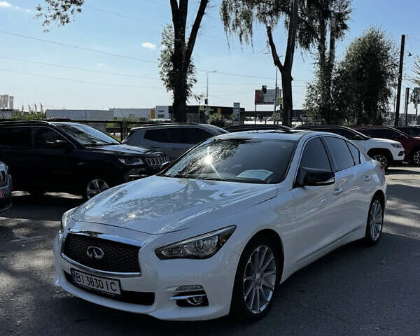 Белый Инфинити Q50, объемом двигателя 3 л и пробегом 140 тыс. км за 15000 $, фото 1 на Automoto.ua
