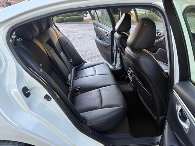 Білий Інфініті Q50, об'ємом двигуна 2 л та пробігом 74 тис. км за 6000 $, фото 15 на Automoto.ua