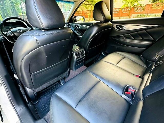 Білий Інфініті Q50, об'ємом двигуна 2 л та пробігом 116 тис. км за 16999 $, фото 8 на Automoto.ua