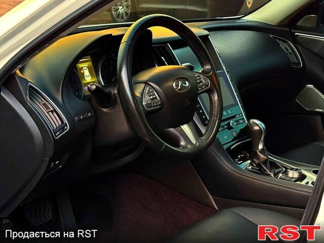 Білий Інфініті Q50, об'ємом двигуна 2 л та пробігом 126 тис. км за 16800 $, фото 8 на Automoto.ua