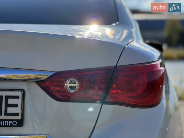 Белый Инфинити Q50, объемом двигателя 3 л и пробегом 108 тыс. км за 14999 $, фото 15 на Automoto.ua