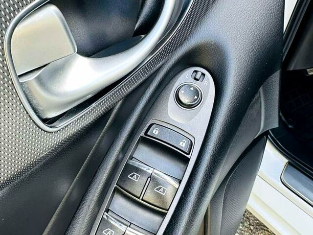 Білий Інфініті Q50, об'ємом двигуна 2 л та пробігом 116 тис. км за 16999 $, фото 4 на Automoto.ua