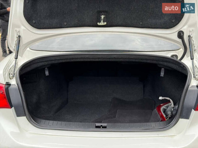Білий Інфініті Q50, об'ємом двигуна 1.99 л та пробігом 152 тис. км за 11999 $, фото 11 на Automoto.ua