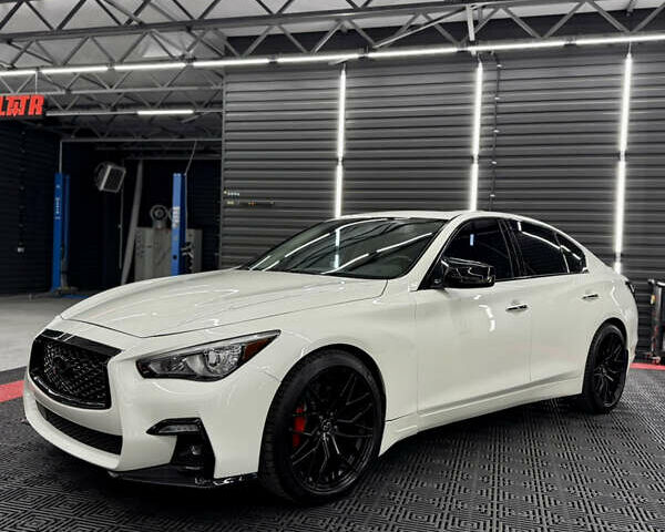 Белый Инфинити Q50, объемом двигателя 3 л и пробегом 120 тыс. км за 13900 $, фото 2 на Automoto.ua