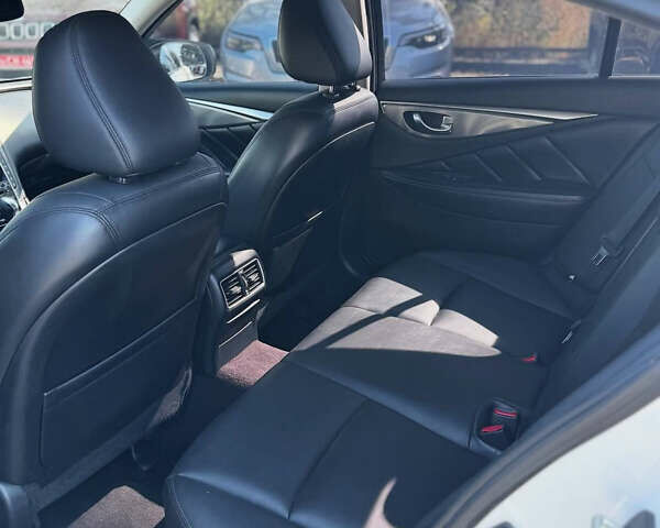 Белый Инфинити Q50, объемом двигателя 3 л и пробегом 140 тыс. км за 15000 $, фото 9 на Automoto.ua