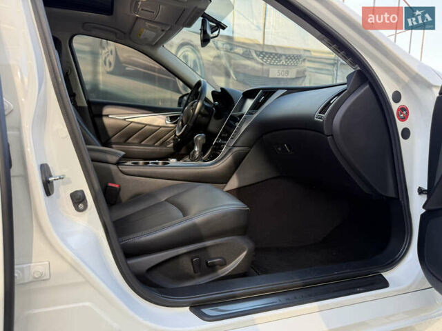 Белый Инфинити Q50, объемом двигателя 2.14 л и пробегом 63 тыс. км за 18200 $, фото 13 на Automoto.ua