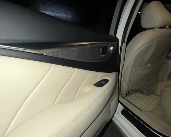 Белый Инфинити Q50, объемом двигателя 1.99 л и пробегом 105 тыс. км за 17500 $, фото 10 на Automoto.ua