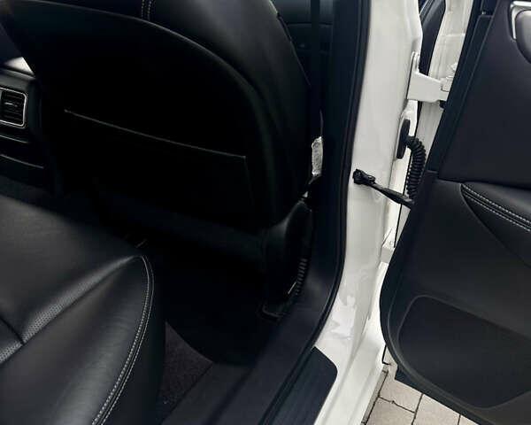 Белый Инфинити Q50, объемом двигателя 2.14 л и пробегом 122 тыс. км за 17300 $, фото 32 на Automoto.ua