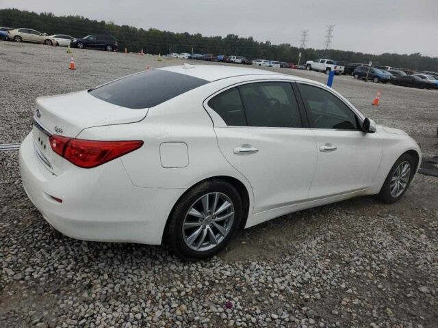 Белый Инфинити Q50, объемом двигателя 2 л и пробегом 148 тыс. км за 2200 $, фото 2 на Automoto.ua