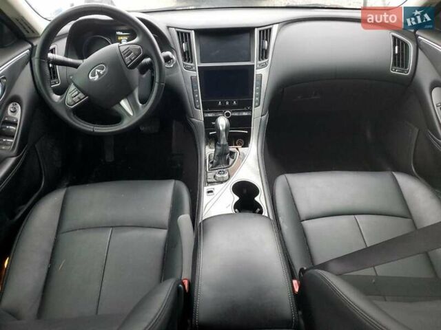 Белый Инфинити Q50, объемом двигателя 2 л и пробегом 148 тыс. км за 2200 $, фото 7 на Automoto.ua