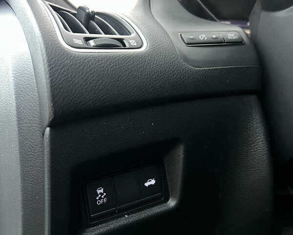 Белый Инфинити Q50, объемом двигателя 3 л и пробегом 144 тыс. км за 15900 $, фото 19 на Automoto.ua