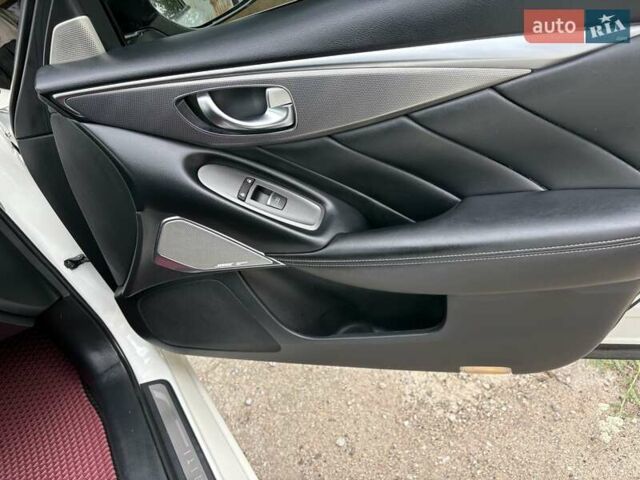 Белый Инфинити Q50, объемом двигателя 1.99 л и пробегом 97 тыс. км за 15500 $, фото 13 на Automoto.ua