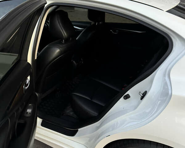 Белый Инфинити Q50, объемом двигателя 3 л и пробегом 190 тыс. км за 21000 $, фото 8 на Automoto.ua