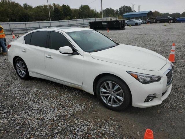 Белый Инфинити Q50, объемом двигателя 2 л и пробегом 148 тыс. км за 2200 $, фото 3 на Automoto.ua