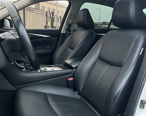 Белый Инфинити Q50, объемом двигателя 3 л и пробегом 144 тыс. км за 15900 $, фото 16 на Automoto.ua