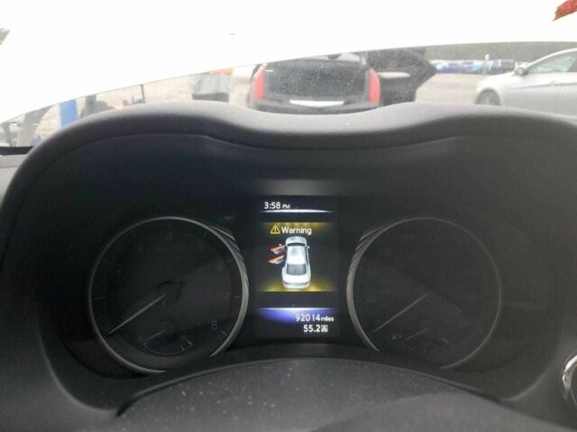 Белый Инфинити Q50, объемом двигателя 2 л и пробегом 148 тыс. км за 2200 $, фото 8 на Automoto.ua