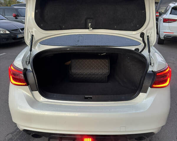 Белый Инфинити Q50, объемом двигателя 3 л и пробегом 190 тыс. км за 21000 $, фото 4 на Automoto.ua