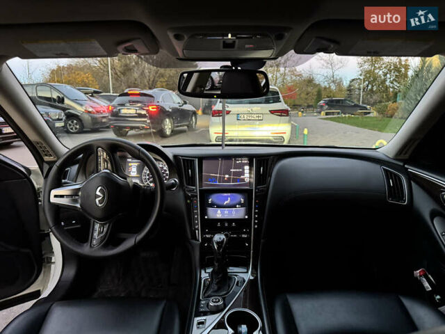 Белый Инфинити Q50, объемом двигателя 3 л и пробегом 190 тыс. км за 21000 $, фото 7 на Automoto.ua